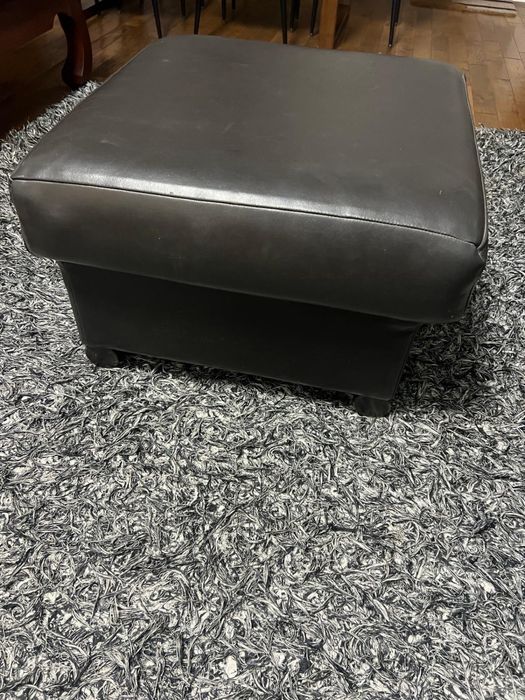 Pufa skorzana czarna