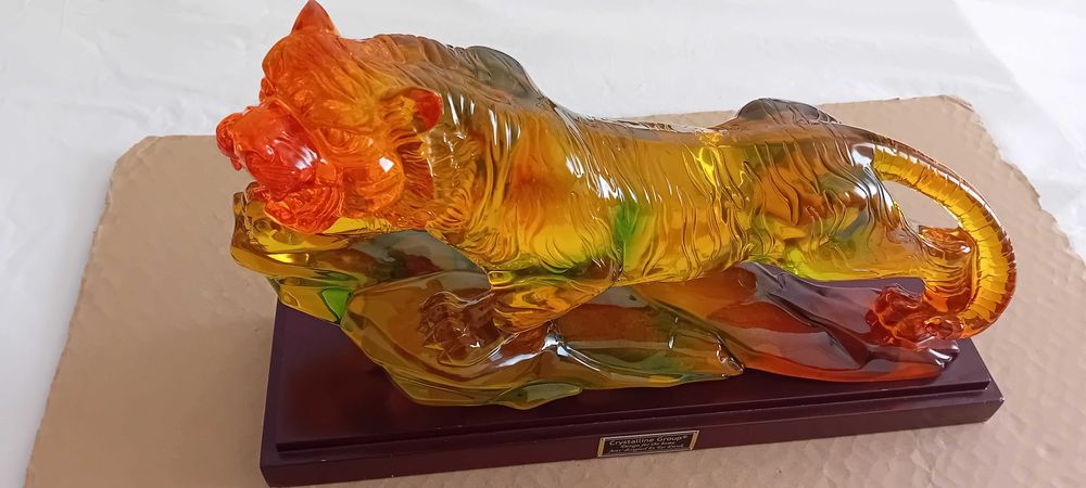 Peça Rara em Resina Tigre Crystalline Group por Tai Kwok!