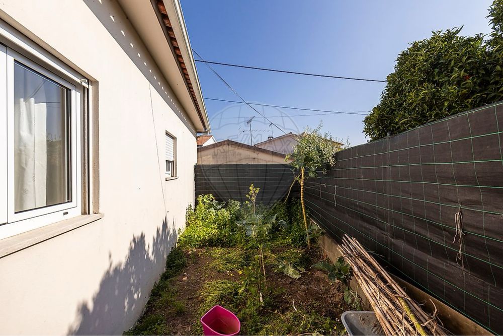 Moradia com Duas Casas Independentes – Oportunidade Imperdível!