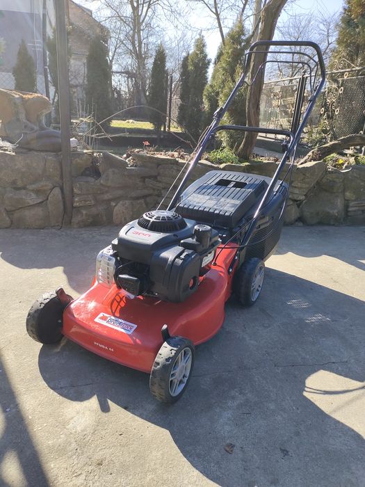 Газонокосарка бензинова самохідна 46см захват американський двигун Briggs Stratton