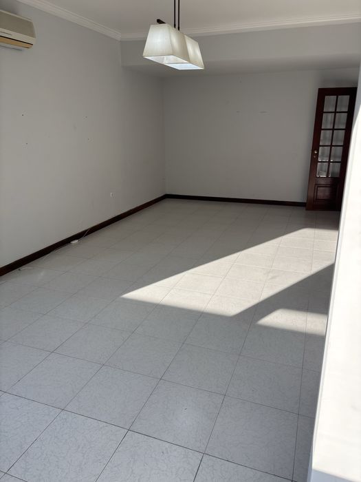 T2 com boas areas e vista desafogada