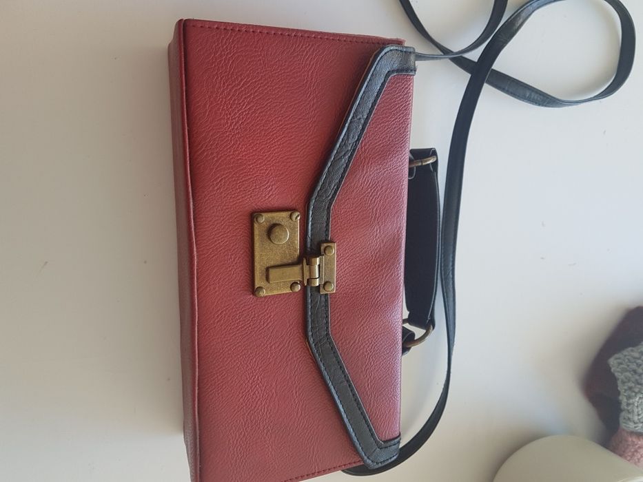 Carteira nova em pele sintética