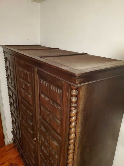 Guarda-Vestidos Vintage em Madeira Maciça – 3 Portas + Espelho