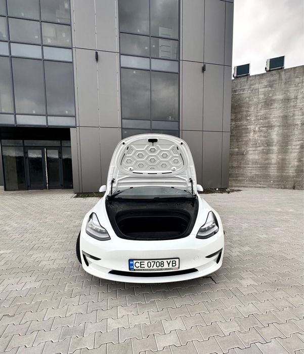 Tesla mоdel 3  2020 рік