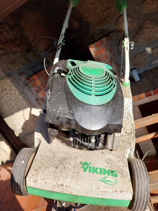 Duas máquinas corta relva (com tracção ) para desocupar