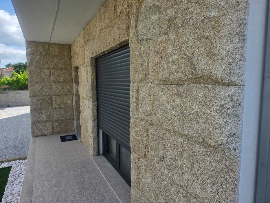 Pedra amarela escacilhada Mondim