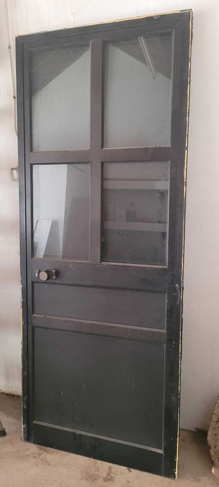 Porta castanha com portada interior