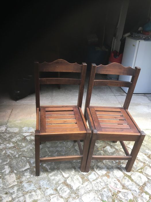 Vendo 2 secretarias com cadeiras e gavetas em pinho maciço