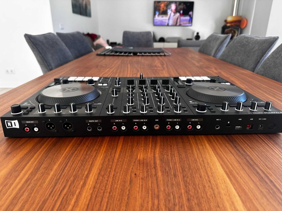 Traktor S4 MK3 DJ Controller + flight case