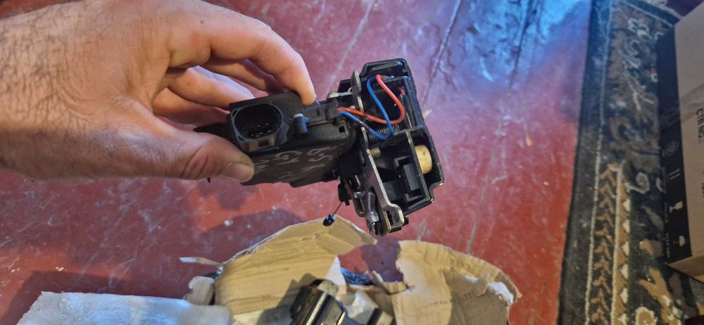 Замок задніх дверей лівий Golf 4, Passat, Bora, Skoda, Seat