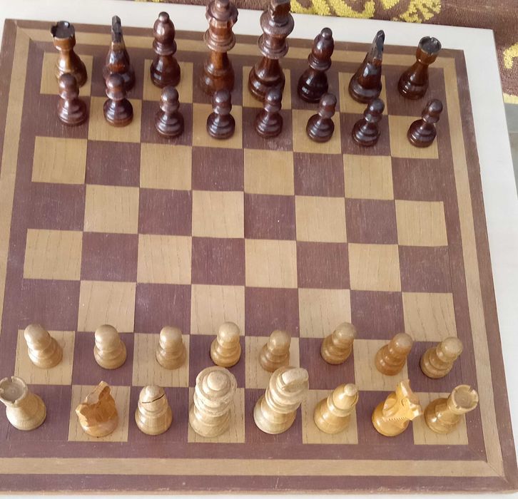 Jogo de Damas e Xadrez, em madeira, completo