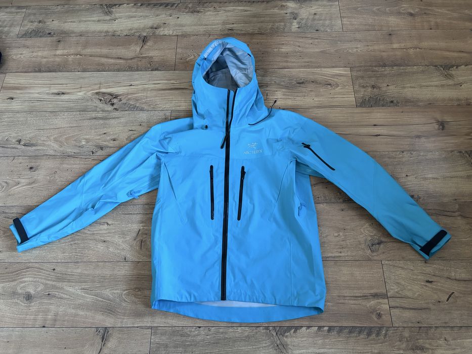Błękitna kurtka arcteryx