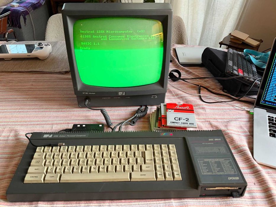 Amstrad CPC6128 128K + monitor GT65 + Dandanator CPC + 10 dyskietek CF-2 – sprawny