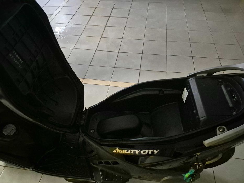 Kymco Agility 125 (2017) · 26mil km · Único dono + capacete e extras