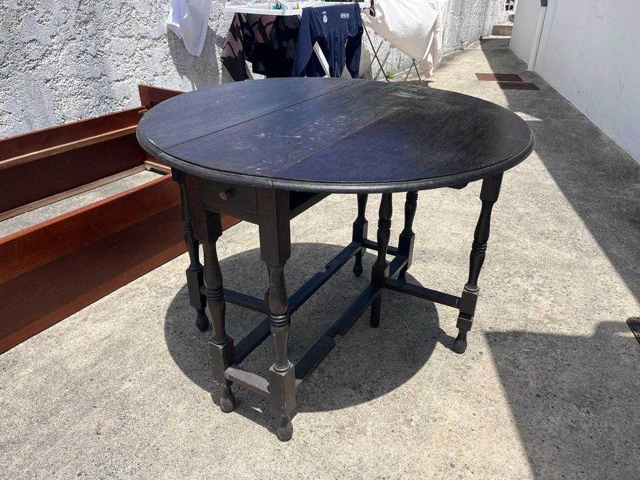 Mesa antiga em madeira maciça com abas rebatíveis