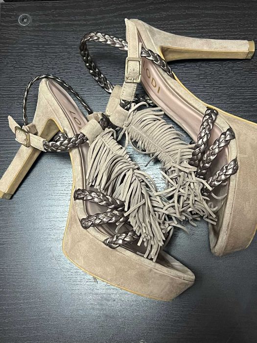 Sapatos Usados como Novos