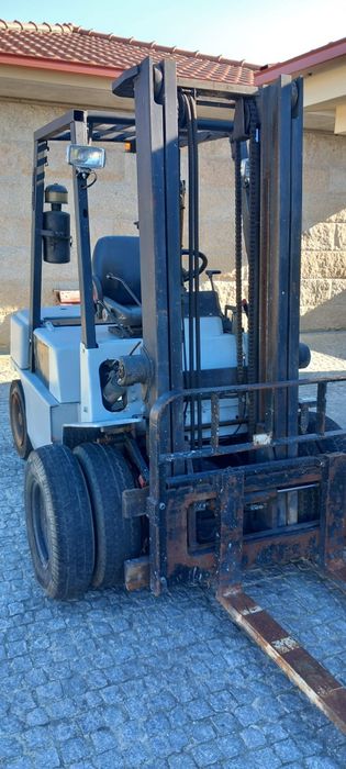 Empilhador Nissan 2.5t