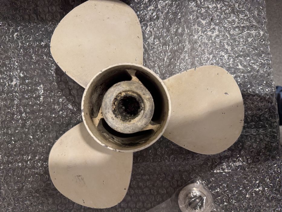 Śruba Yamaha 11 1/8 X 13 cali F50 F60 13 frezow