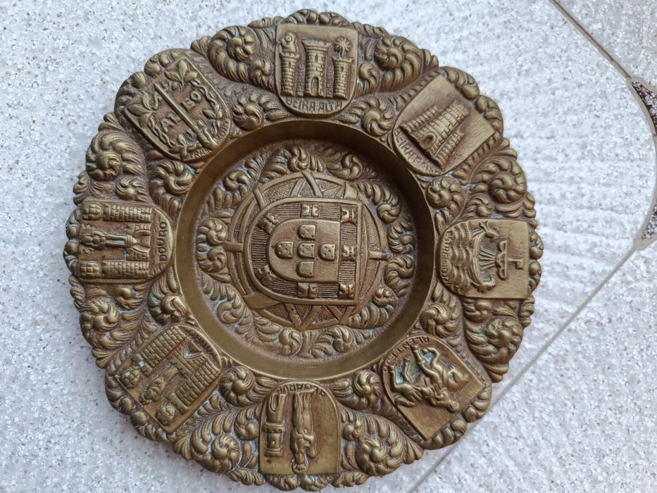 Cinzeiro antigo com brasões de Portugal