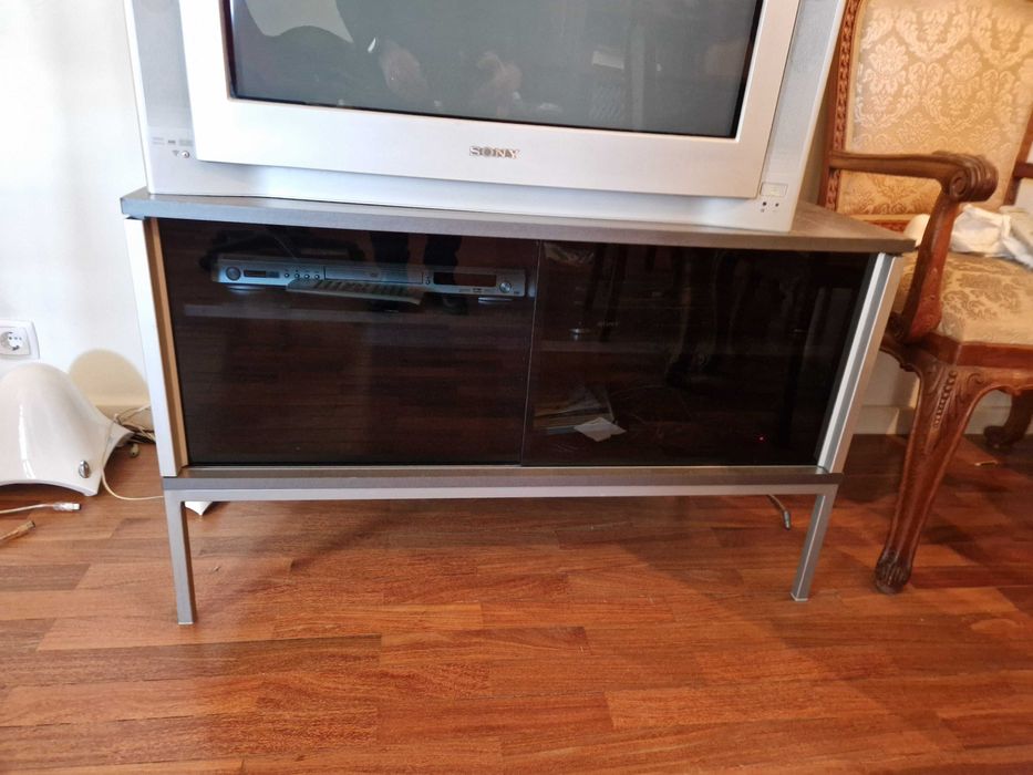 Móvel TV Ikea cinzento com vidro pretos