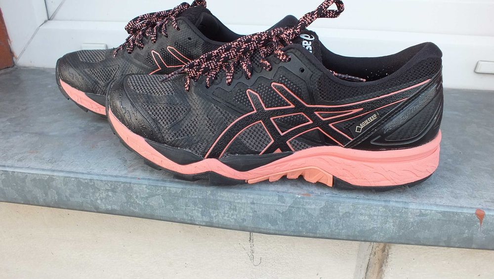 Super buty sportowe marki Asics gel fujitrabuco 6 roz 40,5