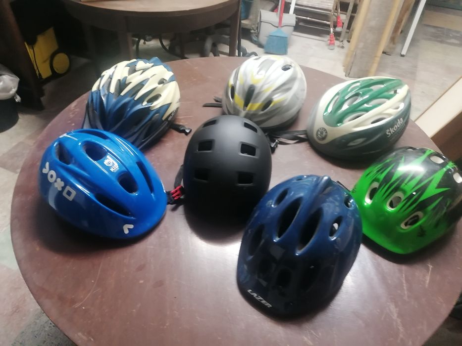 Vendo vários capacetes