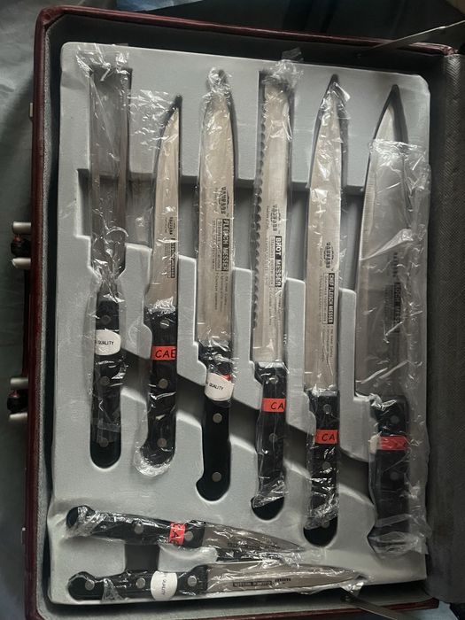 Набор професиональных столовых прибороа и ножей в новом  футляре