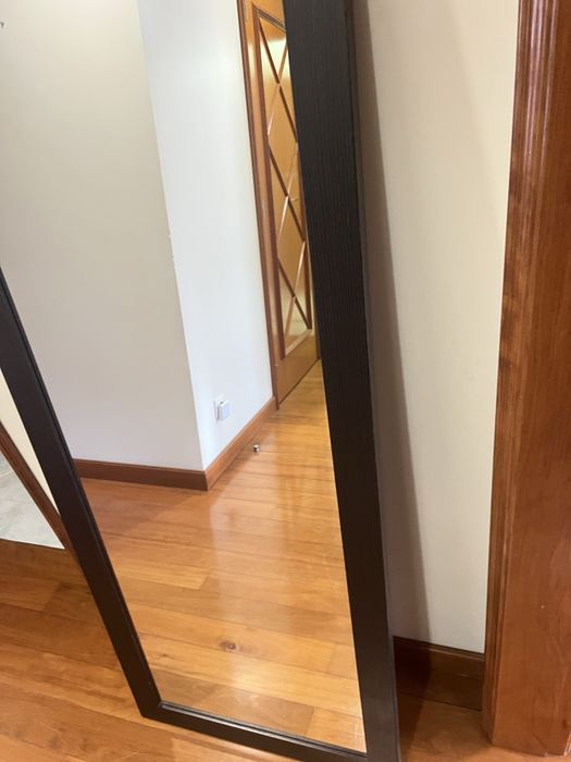 Espelho com moldura em madeira