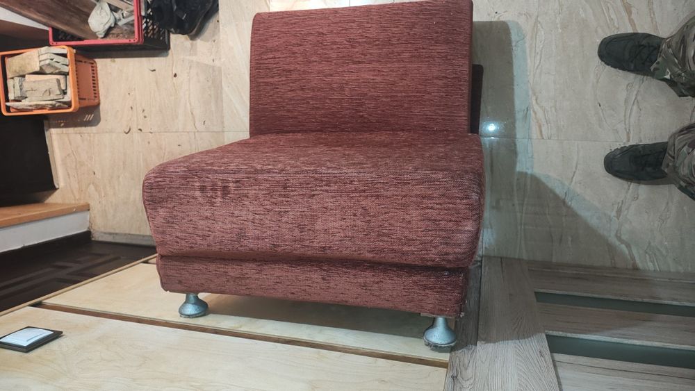 Pojedyncza sofa brązowa