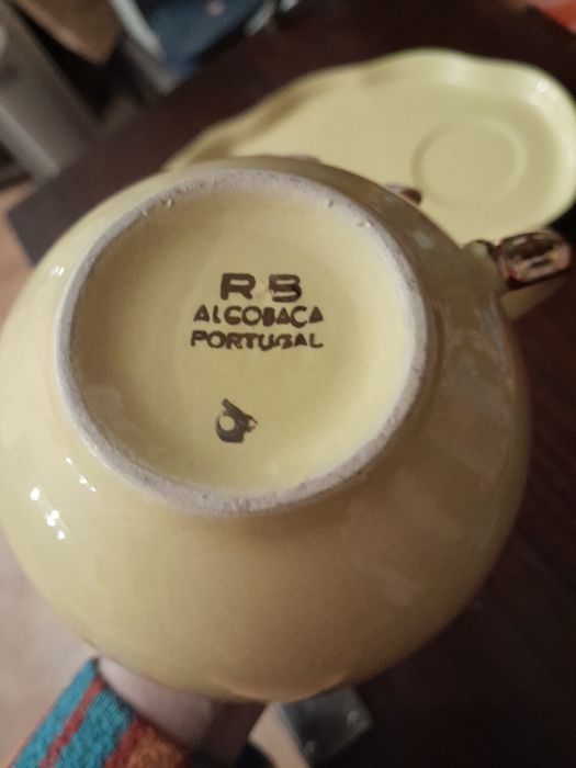 Chávena almoçadeira vintage com prato de torrada