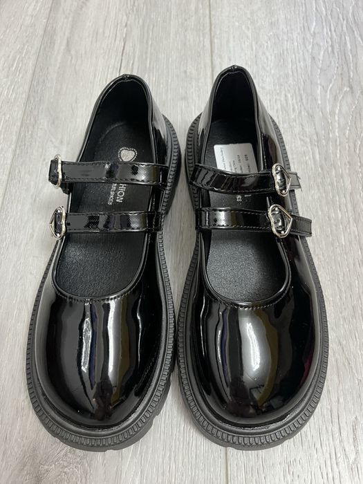 Нові лакові туфлі на дівчинку