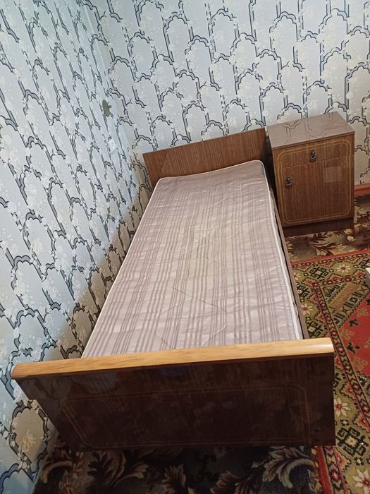 Продам две кровати с матрасами. Две тумбочки