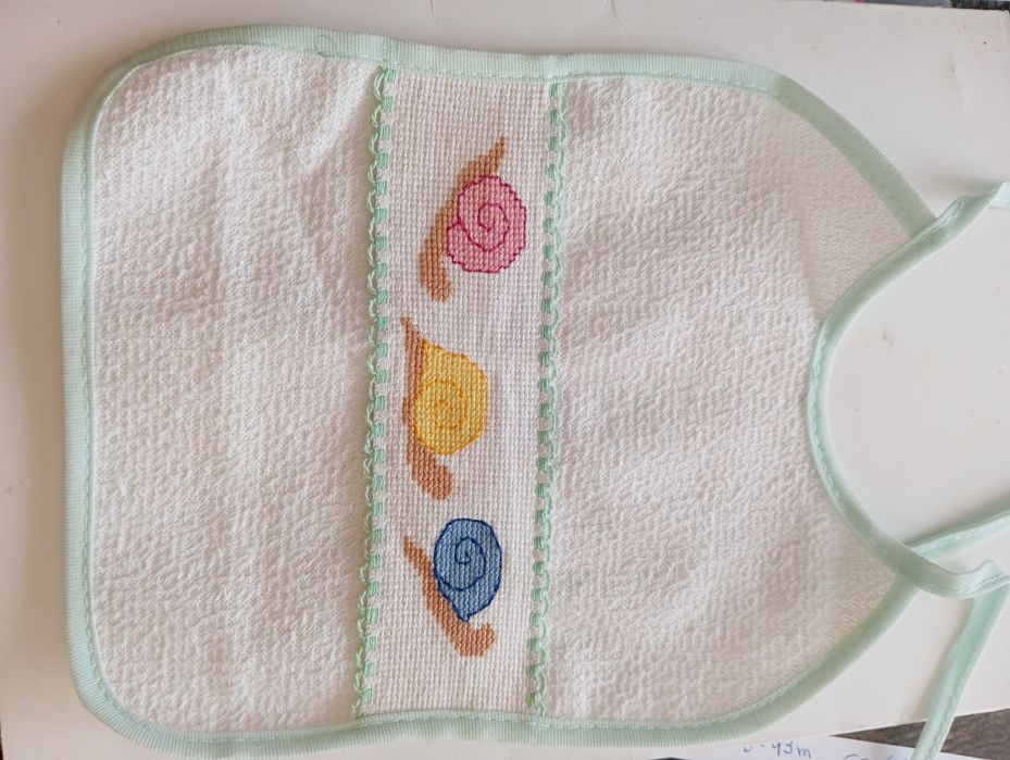 Babetes bordados á mão personalizados