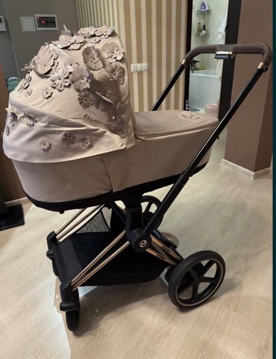 ТЕРМІНОВО! Cybex Priam 4.0 2025шасі Rose Gold в кольорі Simply Flowers Beige  коляска візок Сайбекс пріам шасі люлька та прогулянка прогулянковий блок