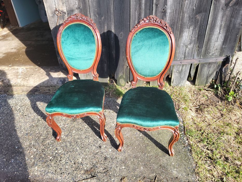 Zestaw pięknych krzeseł