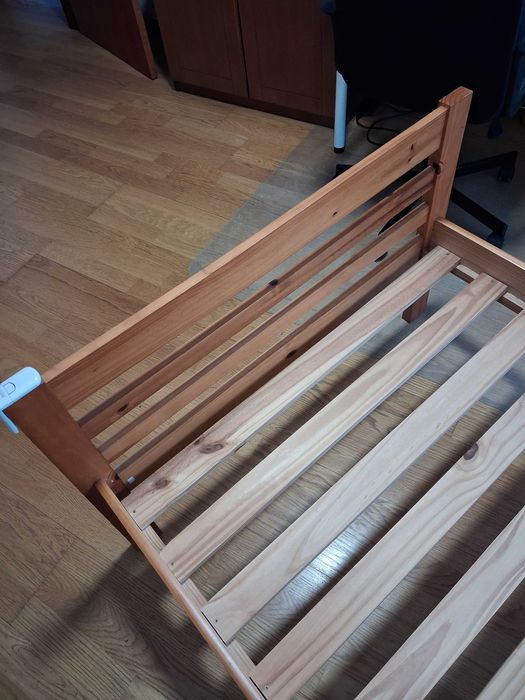 Cama de solteiro madeira maciça otimo estado.