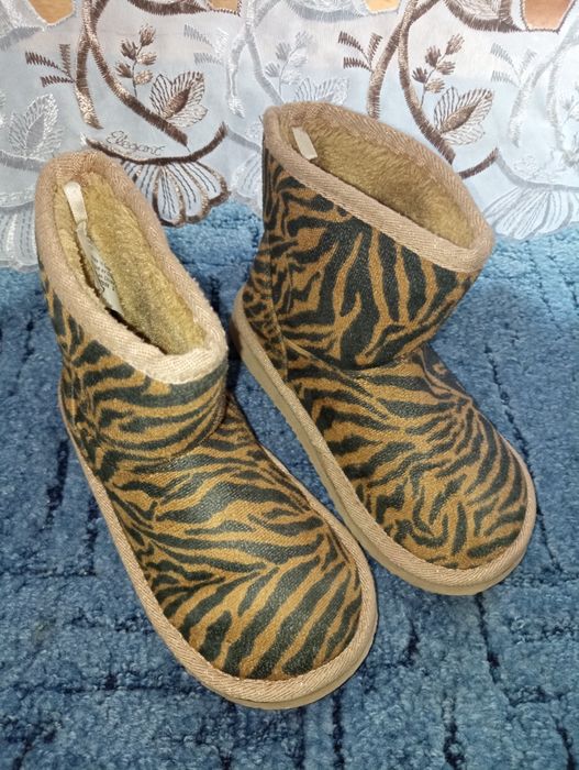 Угги на дівчинку