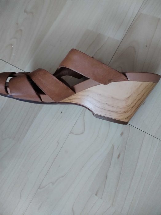 Skórzane klapki   CLARKS