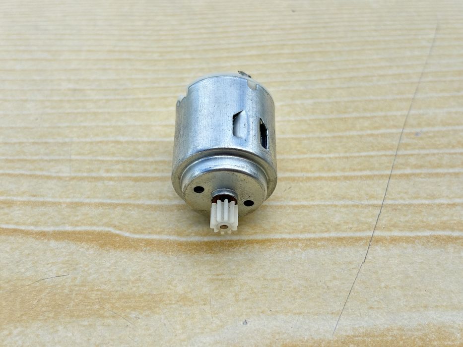 Silniczek elektryczny DC z zębatką