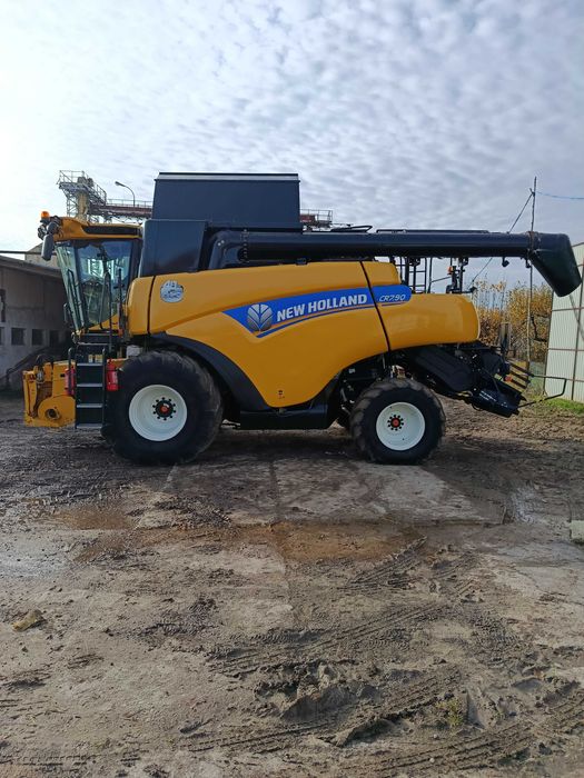 Kombajn New Holland CR 7.90