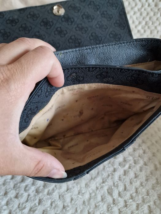 GUESS torebka na ramię kopertowa mała granatowa