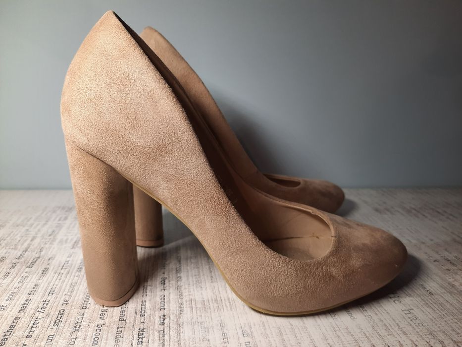 Beżowe czółenka Ideal Shoes na słupku