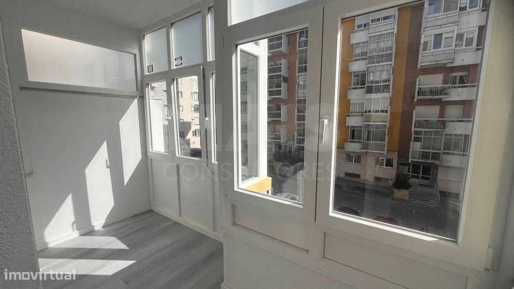 T2 Remodelado com Varanda em Oeiras