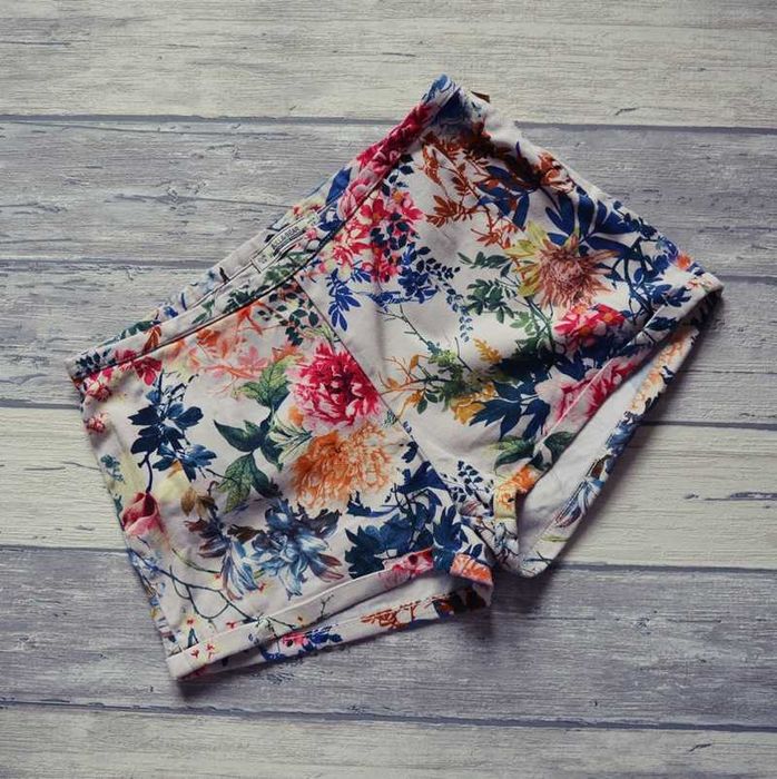 Pull&Bear krótkie spodenki damskie szorty kwiaty 38 M