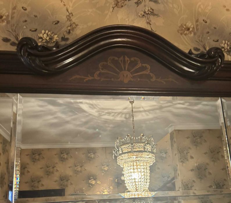 Móvel de entrada em madeira mogno com topo de mármore rosa