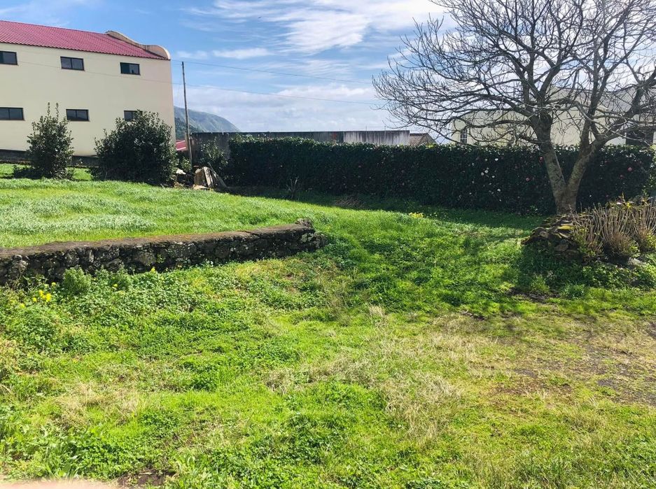 Vende-se moradia e terreno plano. House for sale