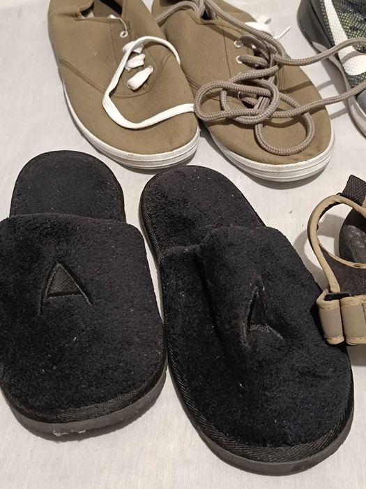 Conjunto calçado: sapatilhas, pantufas e chinelos