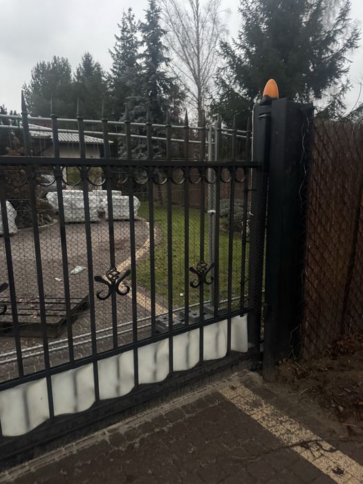 Brama przesuwna ozdobna z furtka