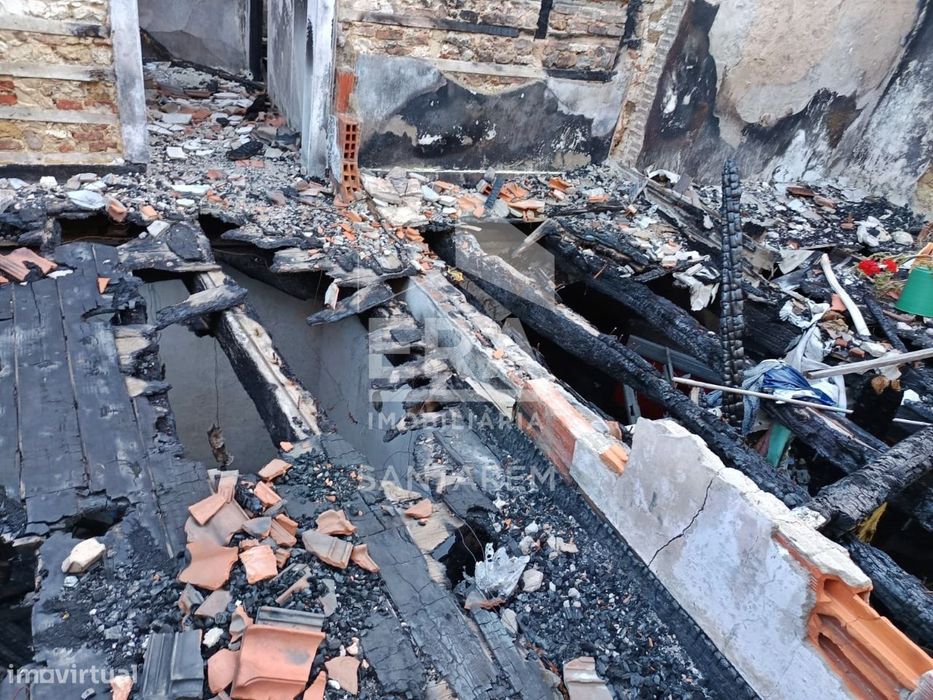 Moradia de pisos para reconstruir