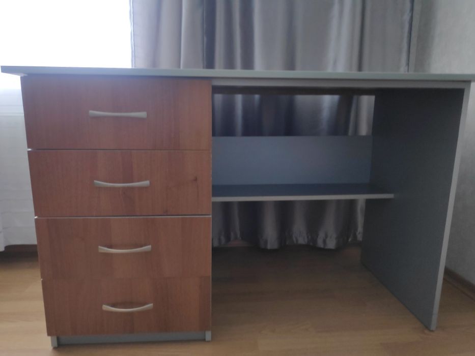 Стіл письмовий з шухлядами